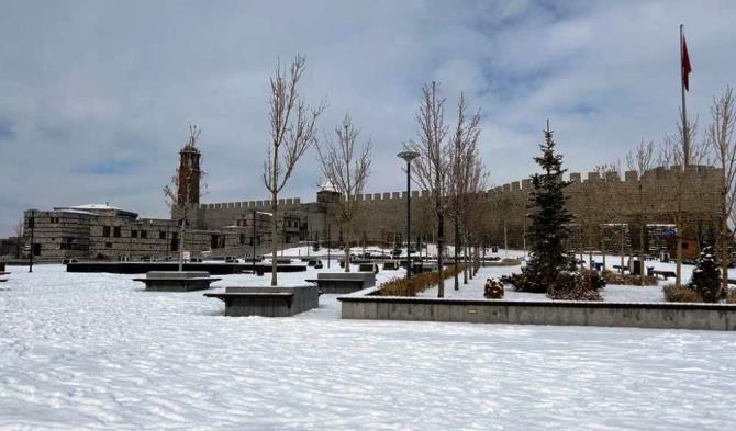 Erzurum'da tarihi alanlar beyaza büründü