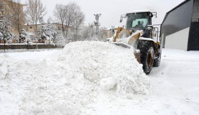 Yakutiye Belediyesi ekiplerinin karla mücadelesi devam ediyor