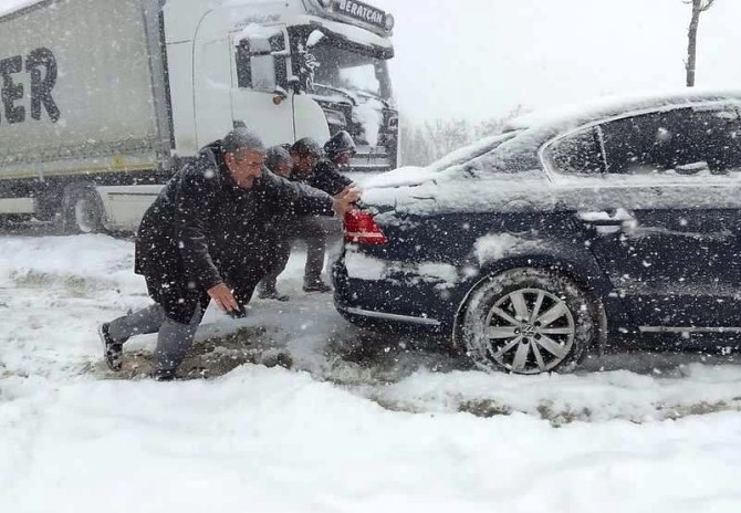 Erzurum'da etkisini gösteren kar yağışı, sürücüleri zor durumda bıraktı