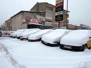 Erzurum'da etkisini gösteren kar yağışı, sürücüleri zor durumda bıraktı