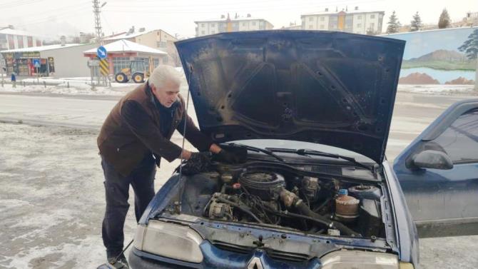 Aşkale’de onlarca araç soğuk yüzünden çalıştırılamadı