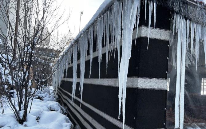 Erzurum'da 2 metrelik buz sarkıtları oluştu