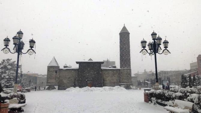 Erzurum'da yoğun kar yağışı etkili oluyor