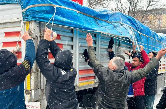 Uzundere tek yürek oldu, vatandaşlar depremzedeler için seferber oldu