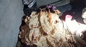 Karayazılı kadınlar depremzedeler için tandır ekmeği yaptı