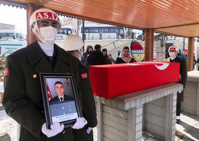 Enkaz altında kalarak hayatını kaybeden uzman çavuş memleketi Erzurum’da toprağa verildi