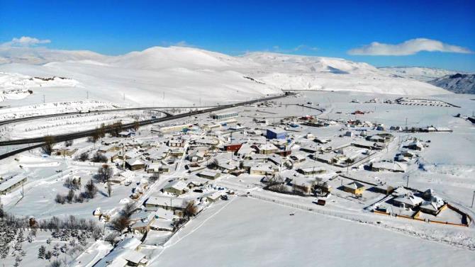 Beyaza bürünen mahalle dron ile görüntülendi