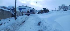 Karla mücadele ekipleri ambulans için yol açtı