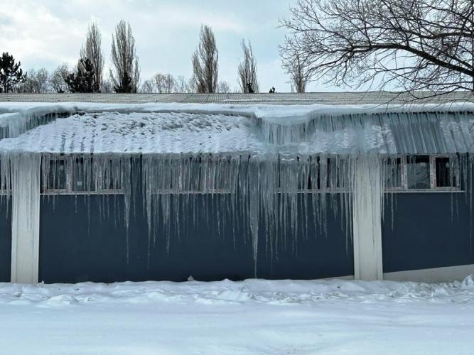 Erzurum'da buz sarkıtları tehlike arz ediyor