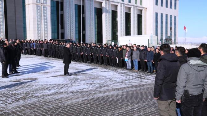 300 polis dualarla yardım için deprem bölgesine gönderildi