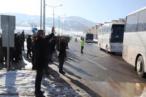 300 polis dualarla yardım için deprem bölgesine gönderildi