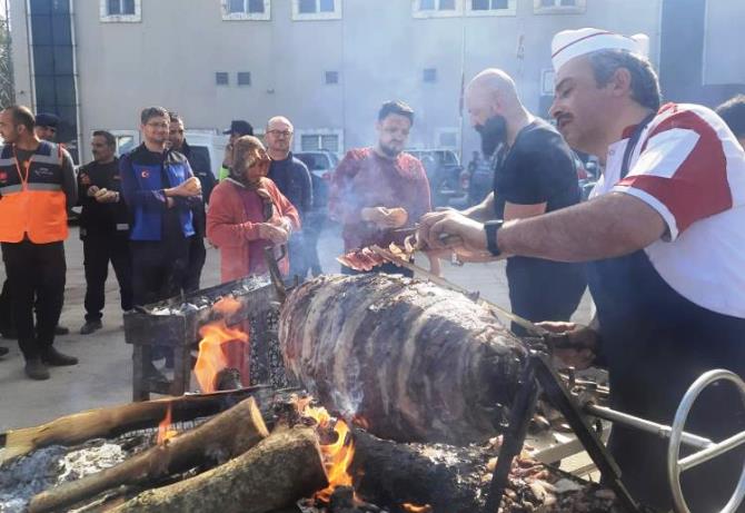 Depremzedelere cağ kebabı ikramı