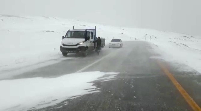 Palandöken geçidinde mahsur kalan araçlar Karayolları ekiplerince kurtarıldı