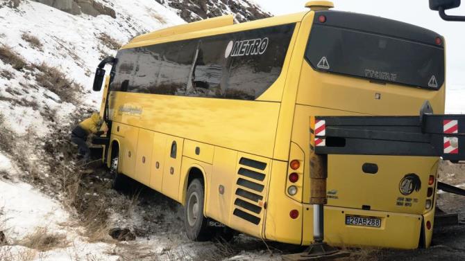 Buzlanma nedeniyle kaza yapan otobüs, dağlık alana çarparak durabildi