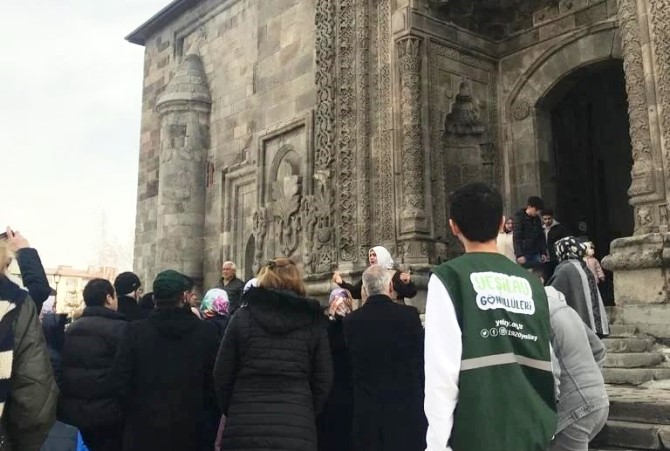 Depremzede vatandaşlar tarihi mekanları gezdi