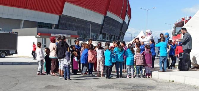 Gezici kütüphane aracı oyun ve etkinlik alanlarıyla deprem bölgesinde