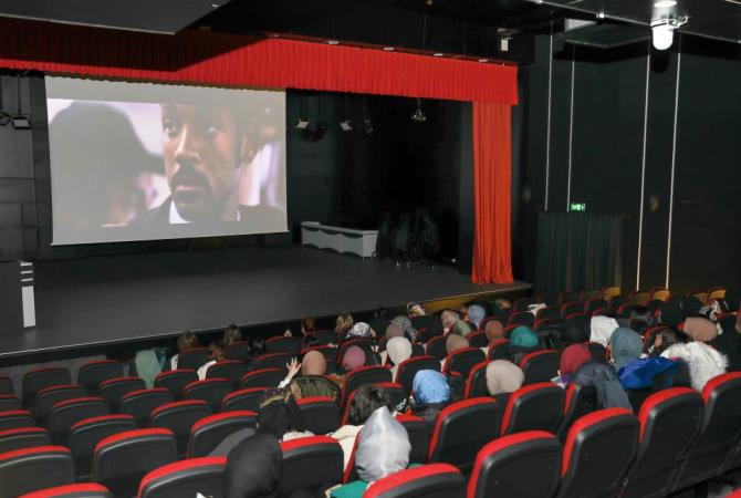 Depremzede öğrenciler için sinema etkinliği düzenlendi