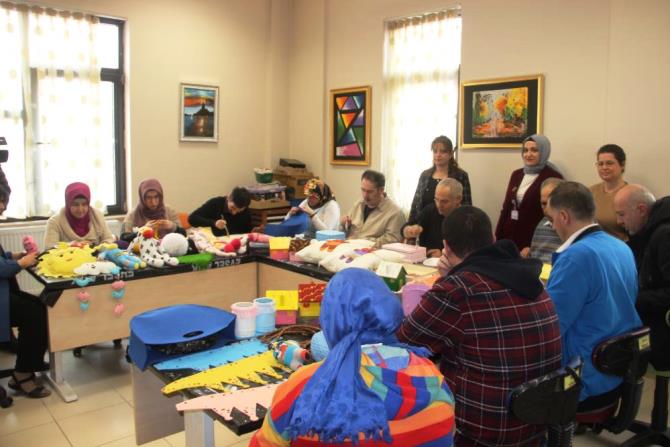 Toplum Ruh Sağlığı hastaları kendi elleriyle depremzedeler için ürünler yapıyor