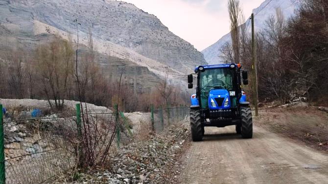 Her yıl yenisini aldığı traktörünü tarla için değil gezmek için kullanıyor