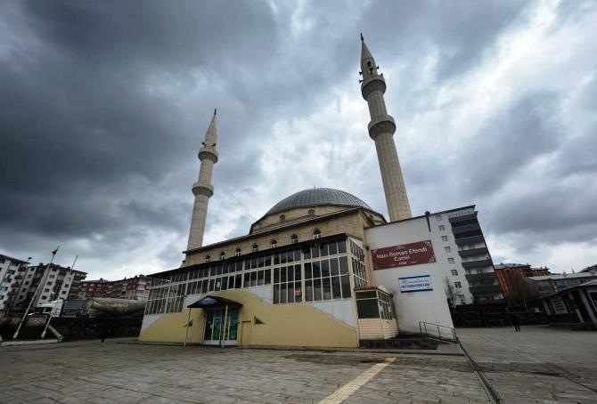 Çocukların biber gazlı oyunu cami cemaatini namazından etti, imam teravih namazını tamamlayamadı