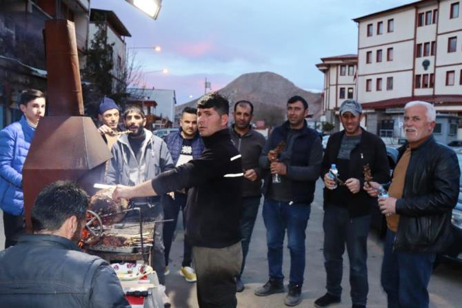 Erzurum’un tescilli lezzeti ‘cağ kebabı’ iftar sofralarının vazgeçilmezi oldu