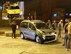 Otomobiller kavşakta kafa kafaya çarpıştı