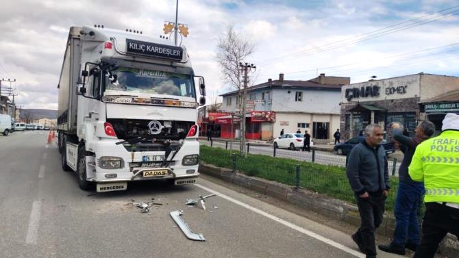 Tır yola çıkan köpeğe çarpmamak için fren yapan kamyona arkadan çarptı