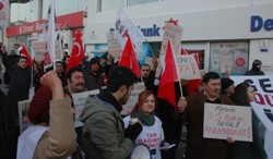 Flaş.. Erzurum AK Parti Binası Önünde TGB'lilere Saldırı