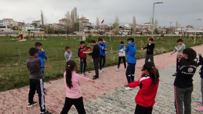 Türkiye dördüncüsü olan atletizm takımına baklava ikramı