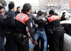 Arkadaşlarını Polise Vermemek İçin Direndiler