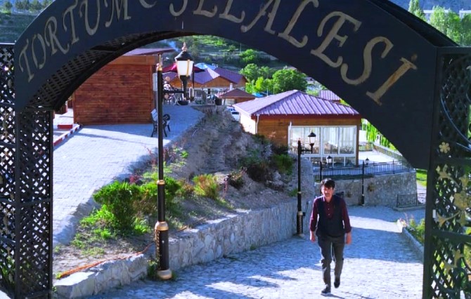 Tortum Şelalesi'nin manzarası eşliğinde Karacoğlan şiirleri okuyor