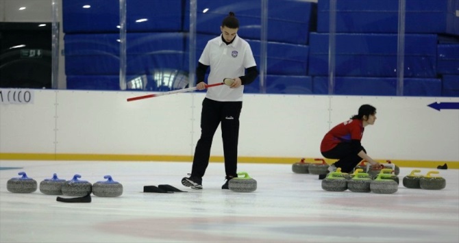 Curlingte heyecan sürüyor