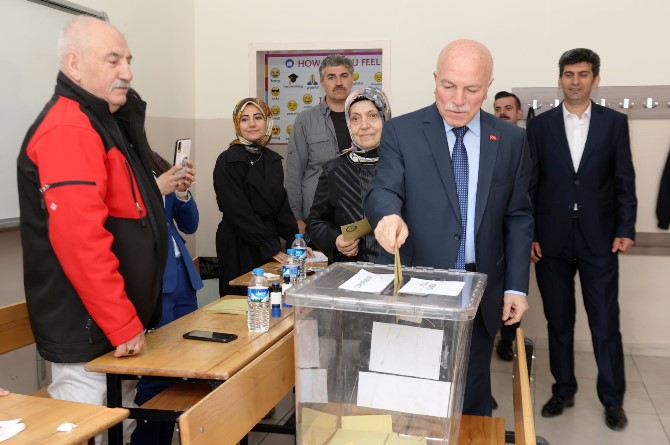 BAŞKAN SEKMEN OYUNU KULLANDI