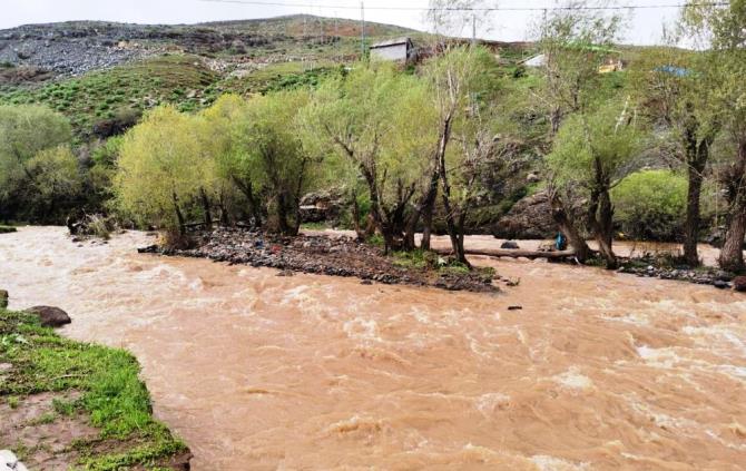 Tekman’da sağanak yağış derelerin taşmasına neden oldu