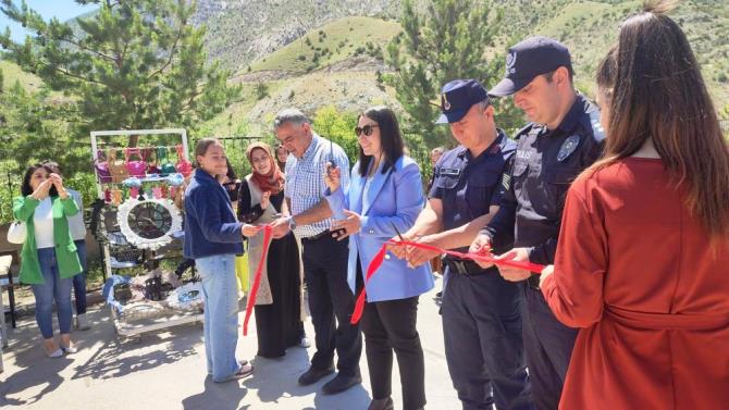 Yıl sonu sergisinden elde ettikleri geliri deprem bölgesindeki kardeş okullara gönderecekler