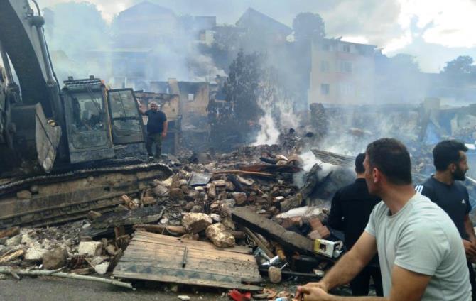 Pazaryolu’nda korkutan yangın: 10 ev kullanılamaz hale geldi