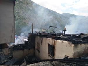 Pazaryolu’nda korkutan yangın: 10 ev kullanılamaz hale geldi