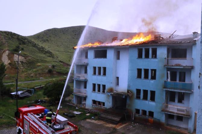 Şimşek çaktı, sökülen çatı alev aldı