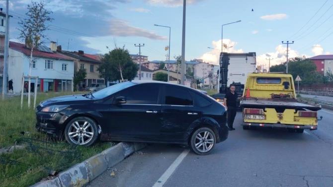 Tır, otomobili refüje sürükledi