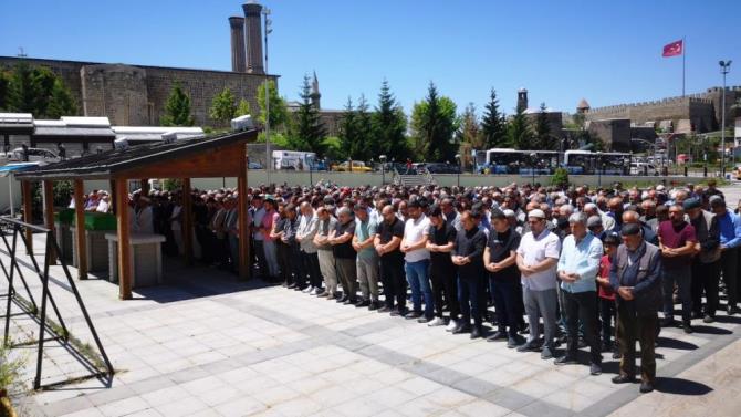 İş kazasında hayatını kaybeden Ahmet Doğukan gözyaşları arasında toprağa verildi