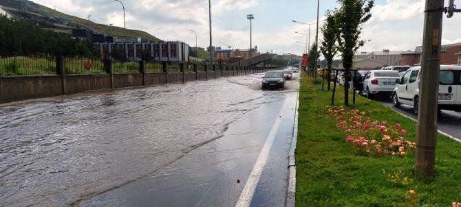 Erzurum’da sağanak yağmur hayatı felç etti