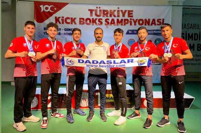 Erzurumlu Kick Boksçular madalyaları topladı