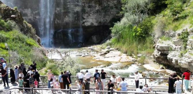 Türkiye'nin en yüksek şelalesine turist akını