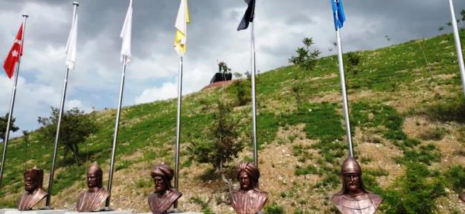 Tortum Şelalesi’ne Türk Büyükleri Anıtı