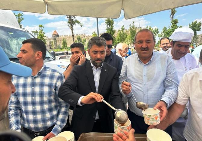 Ak Parti Erzurum İl Teşkilatı aşure dağıttı