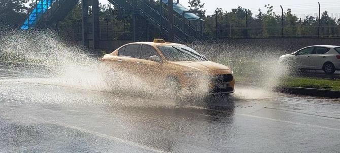 Erzurum’da sağanak yağış hayatı durma noktasına getirdi