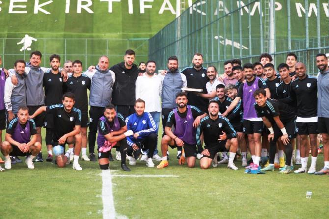 Taraftardan Erzurumspor’a tatlı dopingi