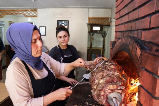 Anne kız cağ kebabı yapıyor