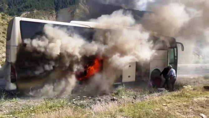 Yolcu otobüsü ateş topuna döndü