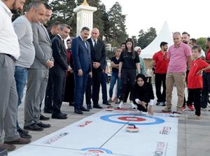 Vali Çiftçi Halk Sağlığı Şenliği’nde hedefe ok attı